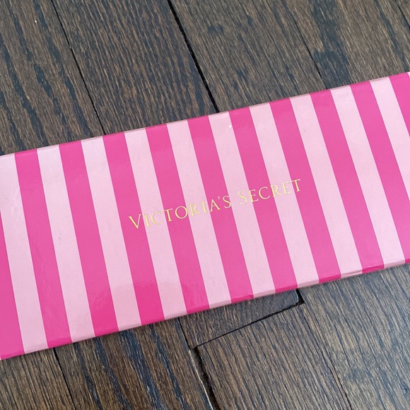 Victoria’s Secret angel wings keychain - Picture 4 of 5